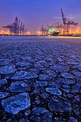 crusched-ice-II Eisiger Winter im Waltershofer Hafen in Hamburg. Auf der Elbe treiben Eisschollen die wie Eiswürfel aussehen. Im Hintergrund Containerbrücken des...