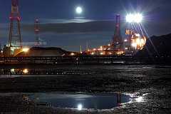 somewhere-outer-space In einer Vollmond Nacht auf einem Schuttgut Verladeplatz im Hafen. Ein Förderband teil das Bild horizontal in der Mitte. Im oberen Bereich diverse...