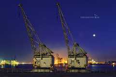 twins Zwei alte ausgemusterte Zwillings-Hafenkrane im Hamburger Holzhafen zu später blaue Stunde in einer Vollmondnacht. Es handelt sich um sg. Roll-Wipp-Dreh-Krane...