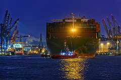 big-one-cscl-globe Eines der größten Containerschiffe, die CSCL Globe, wird zur blauen Stunde von zwei Schleppern in Hamburg vor dem Hintergrund der Kohlbrandbrücke. im...