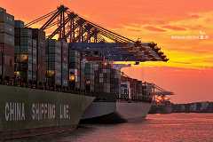 china-shipping Im Hafen Hamburg führt der abendliche Blick nach Sonnenuntergang bei orange farbenem Himmel im Containerhafen an der mächtigen Wand eines Containerschiffs der...