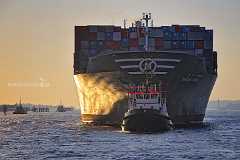 containerriese Auf der Elbe vor Hamburg wir das Containerschiff 