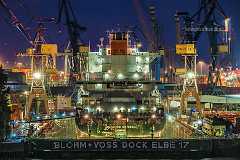 dockarbeiten780 Das Containerschiff Glasgow Express liegt zu Reparaturarbeiten im Dock 17 der Werft Blohm + Voss in Hamburg. Die Aufnahme zur späten blauen Stunde besticht...