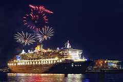 ein-herz-fuer-mary Das Kreuzfahrtschiff Queen Mary 2 (QM2) liegt zu später Stunde im Hafen am Kreuzfahrtterminal. Zu Ehren Ihres ersten Besuchs in Hamburg wurde ein großes...