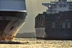 gegenverkehr Auf der Elbe vor Hamburg begegnen sich zwei große Containerschiffe. Die dichte Perspektive verstärkt die eindrucksvolle Wirkung. Zwischen den beiden Schiffen...