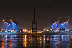 symetrie Am Containerterminal Altenwerder (CTA) liegen sich in der Nacht zwei Containerschiffe mit dem Bug zugewandt gegenüber am Kai. Die nahezu gleiche Farbe und Form...