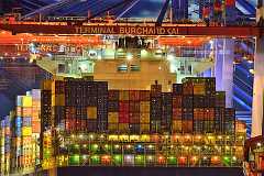 tetris Ein mit bunten Containern beladenes Containerschiff liegt am Abend am Terminal Burchardkai im Hafen Hamburg. Der enge Ausschnitt des Bildes konzentriert sich...