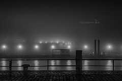 altona-fischmarkt Der Anleger Altona Fischmarkt menschenleer zur Abendstunde im Nebel. Ein Schiff im Dock ist nur schemenhaft zu erkennen.