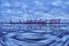 abkuehlung Eis treibt zur blauen Stunde im Winter auf der Elbe. Die spezielle Aufnahmetechnik mit einem Fischauge bewirkt hier einen dynamischen Strudel der Eisschollen...