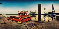 boxer Das Festmacherboot Boxer von Altona Oestmann liegt am Anleger Rethebrücke in Hamburg Wilhelmsburg. Auf dem malerischen Panorama sieht man im Hintergrund den...