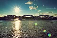 elbbruecken-retro Eine Gegenlichtaufnahme der Elbbrücken in Hamburg bei tiefstehender Sonne. Durch die Fototechnik erscheint die Sonne als 14 zackiger Stern und es sind deutliche...